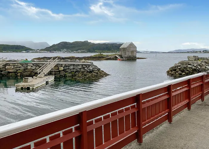 Gorgeous In Leinoy With House Sea View Ferienhaus Fosnavåg