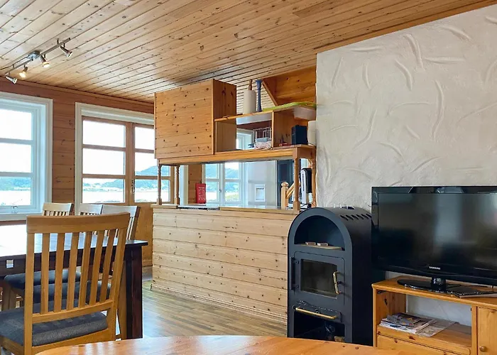 Gorgeous In Leinoy With House Sea View Ferienhaus Fosnavåg